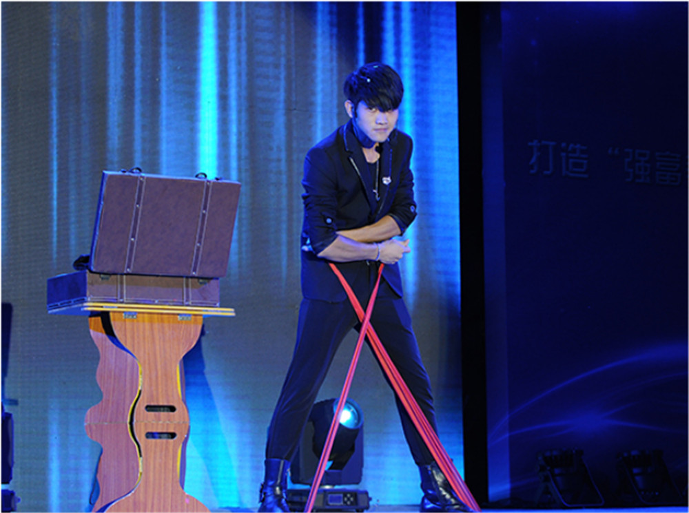 魔术表演《人体分离》.jpg