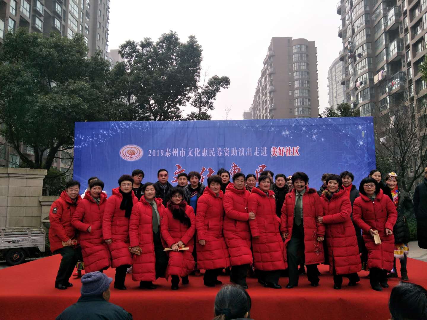 合影照.png