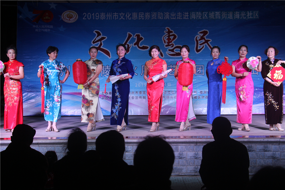 9旗袍秀龙文.jpg