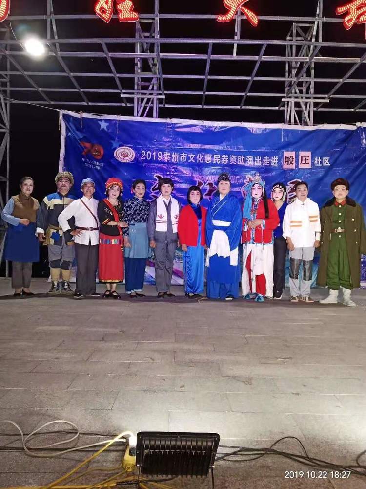 演员合影52a99ebe7b86616ed04334b03403d2b.jpg