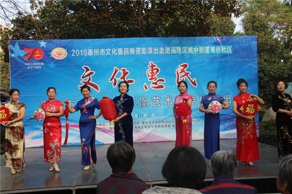 9旗袍秀 龙文.jpg
