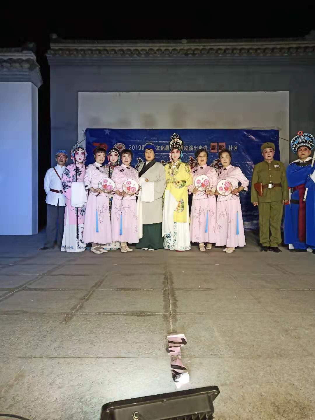 演员合影1b9d584e73f0e5afc5330c957cfdeff.jpg