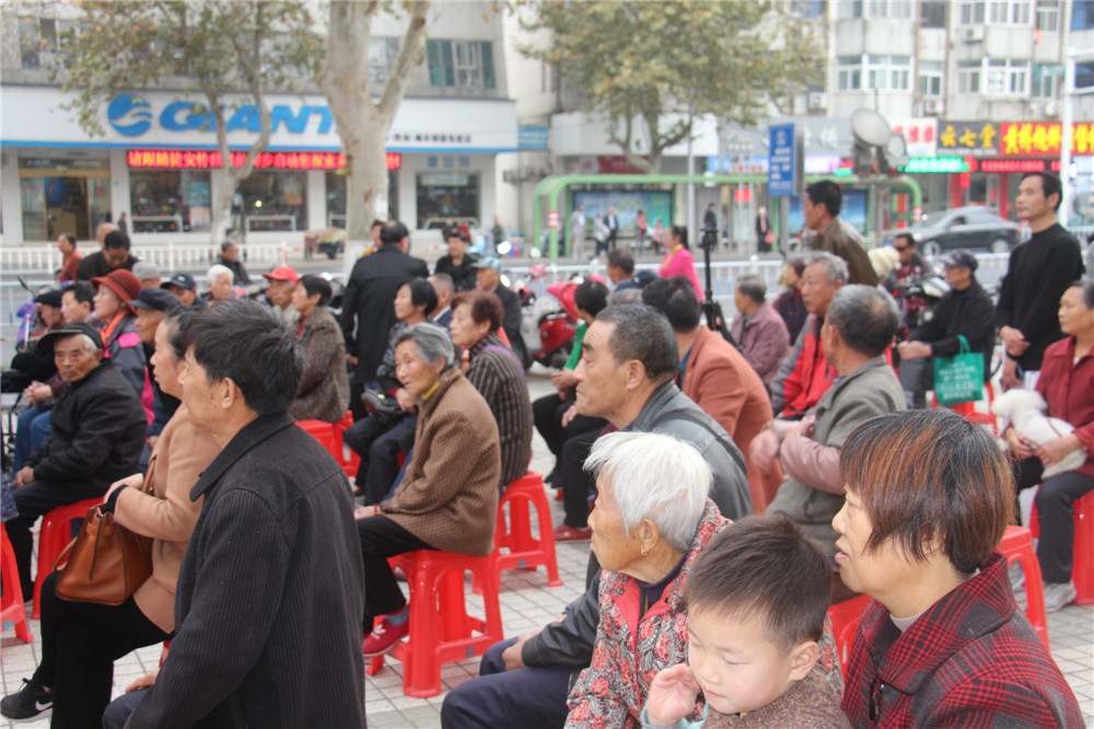 16右边观众.jpg